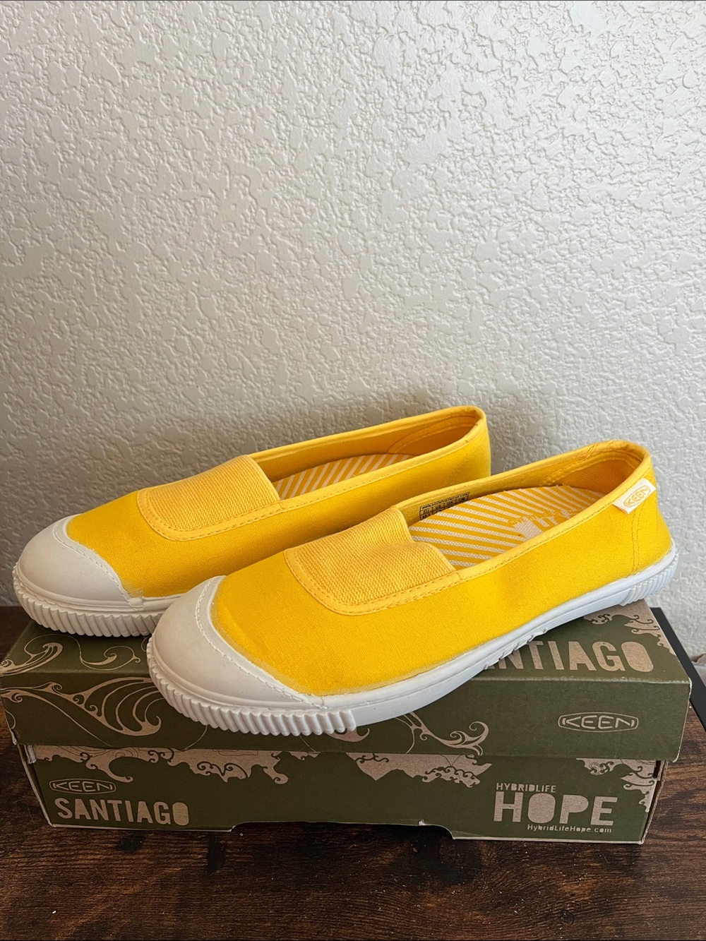 🆕 Keen Santiago Gore canvas slip-on sneakers in yellow